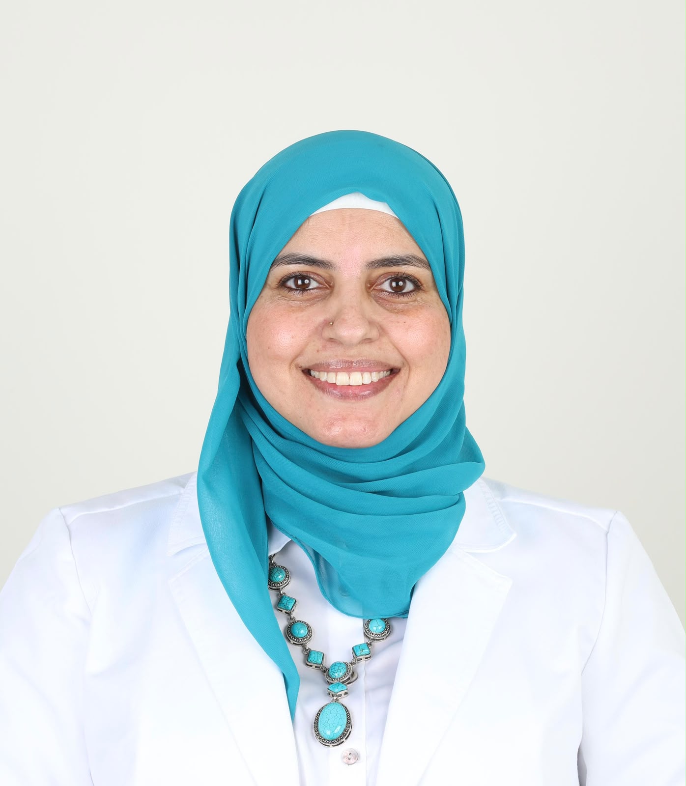 د. نانسي مصطفى بالمعطف الطبي